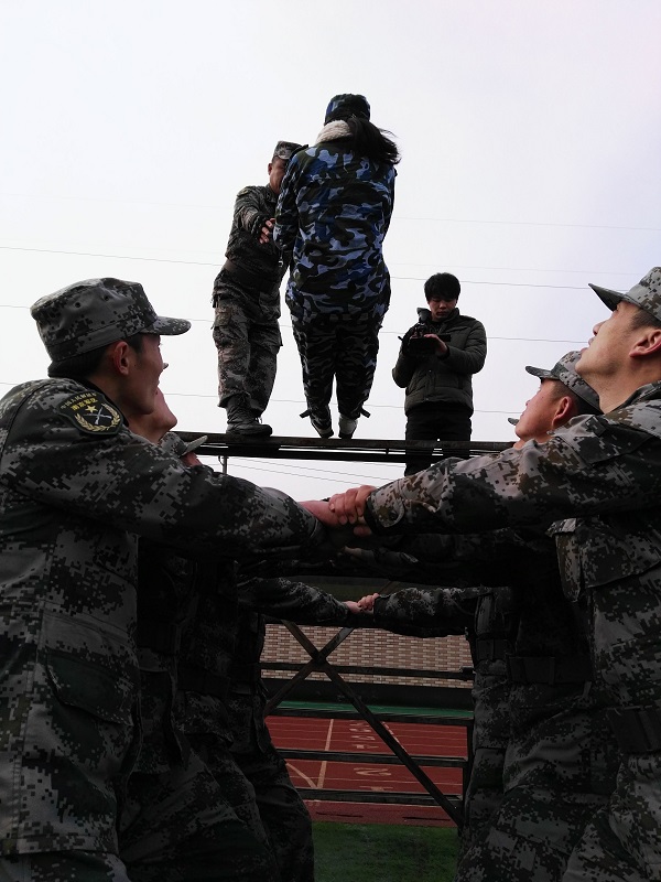 16春艺术2班 －黄欣蕊－挑战自我－绝对信任.jpg