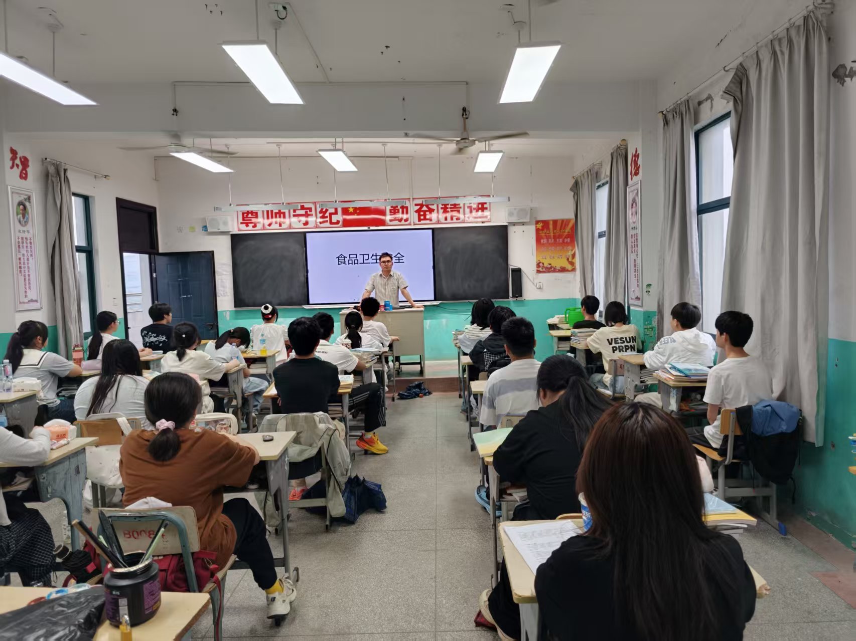 胡东.jpg